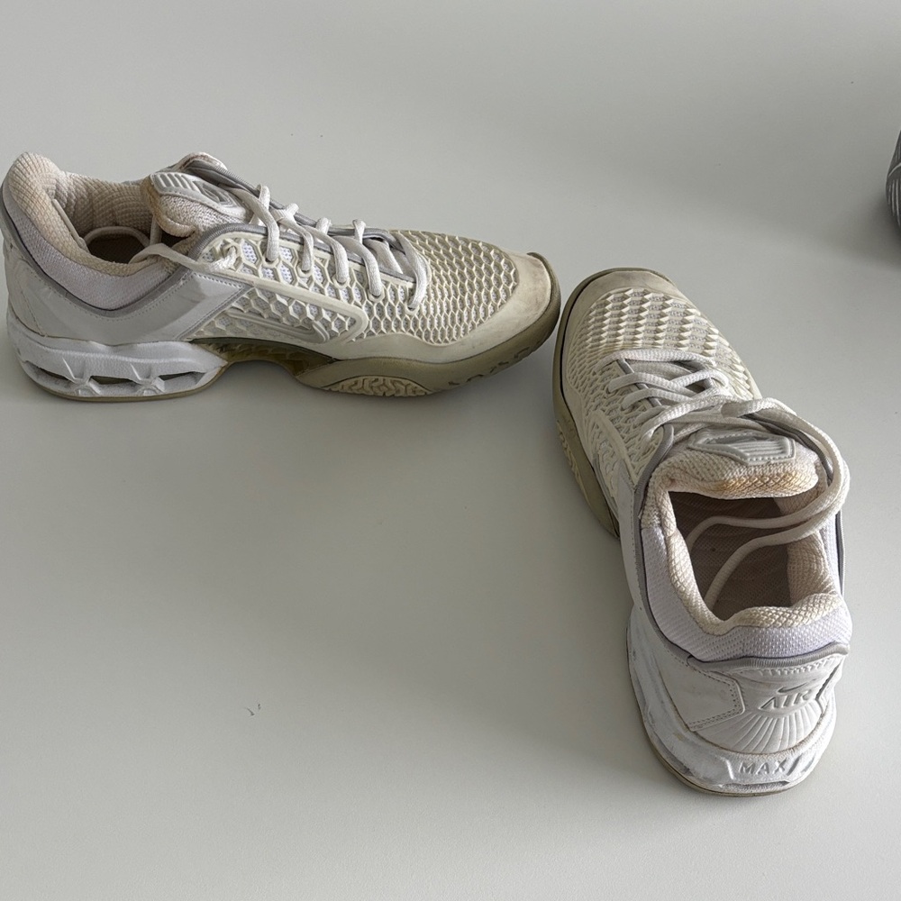 Nike Air Max White Sneakers / Size 8 1/2 / Cushioned and Comfortable
